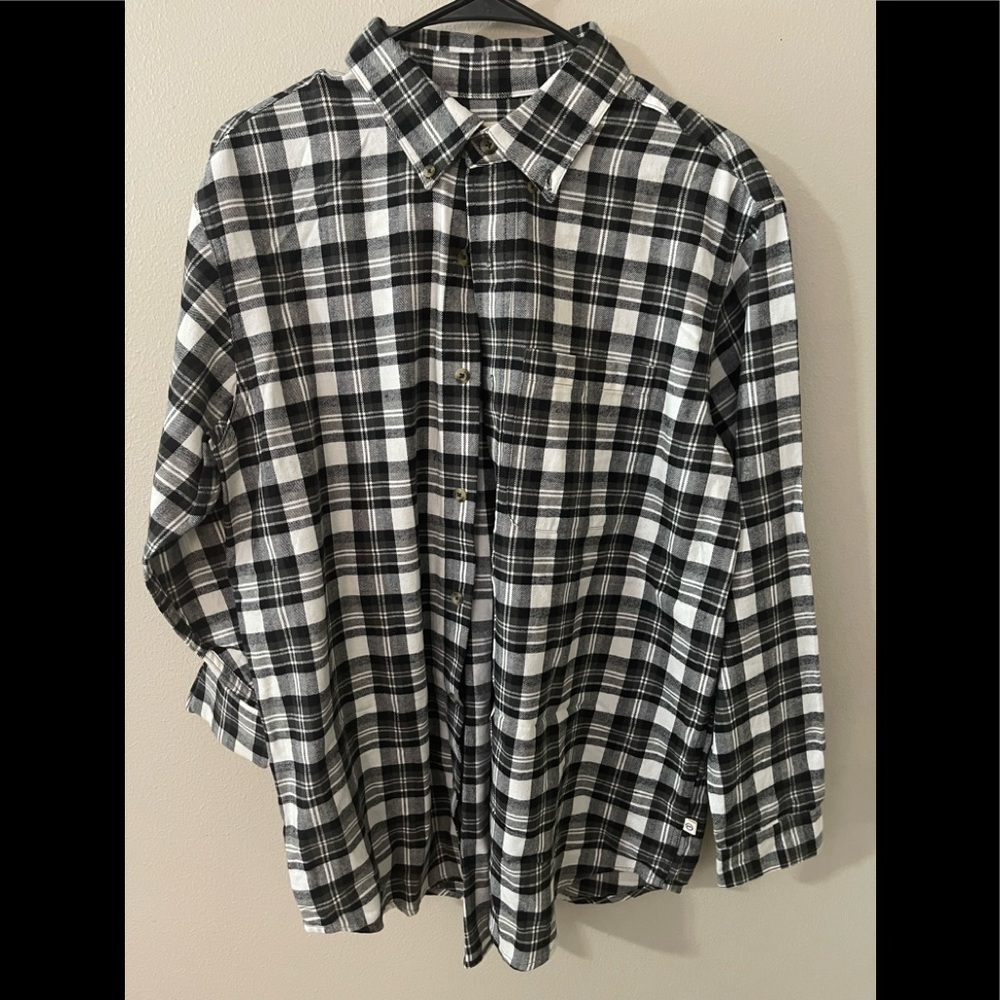 𝅺MAGELLAN OUTDOORS PLAID BLACK AND WHITE FLANNEL SHIRT SIZE MEDIUM